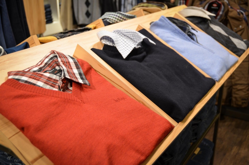 magasin-LES MUJOULS-min_sweater_sweaters_shirts_exhibition_shop_shopping_shelf_buy-940699